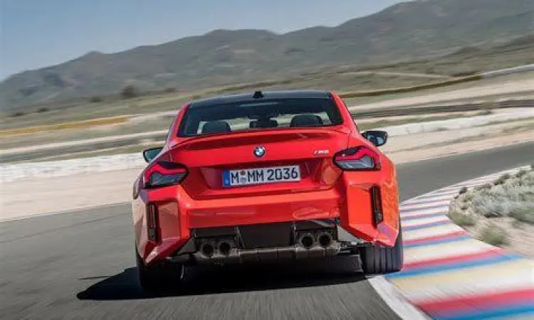 BMW M2 sedang dipacu di lintasan balap