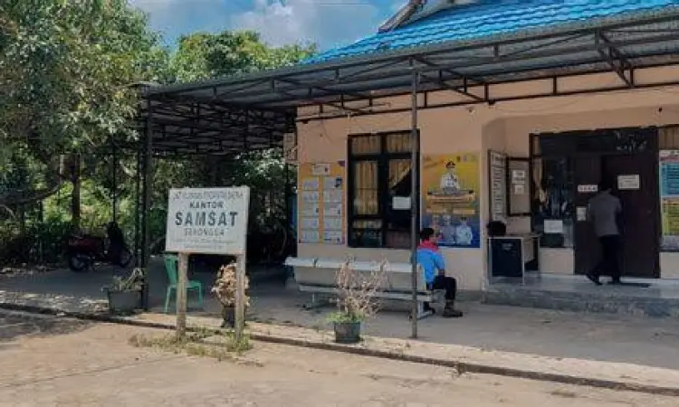 Pelayanan Balik Nama di Samsat Suasana pelayanan administrasi di kantor Samsat