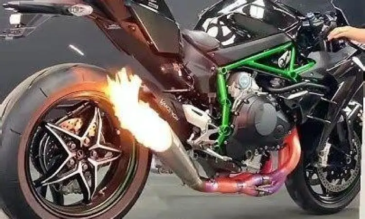 Knalpot Kawasaki H2R mengeluarkan api