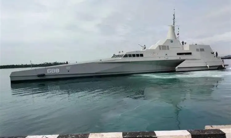 Kapal perang siluman KRI Golok 688