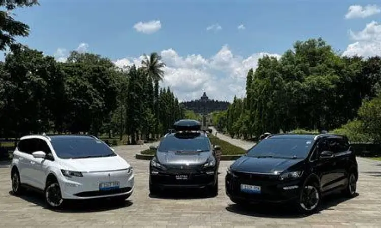 Keluarga mencoba mobil baru di diler