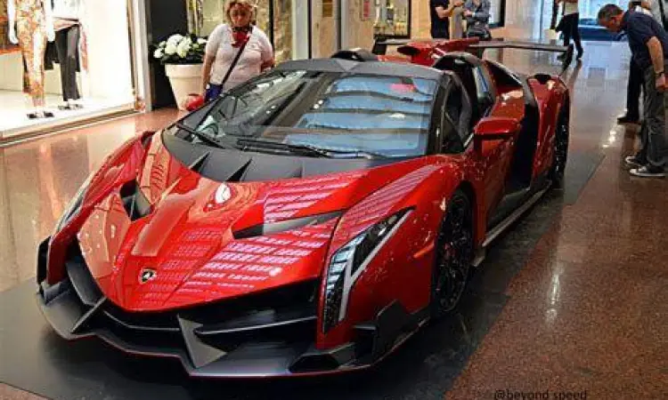 Lamborghini Veneno Roadster Lamborghini Veneno Roadster berwarna merah