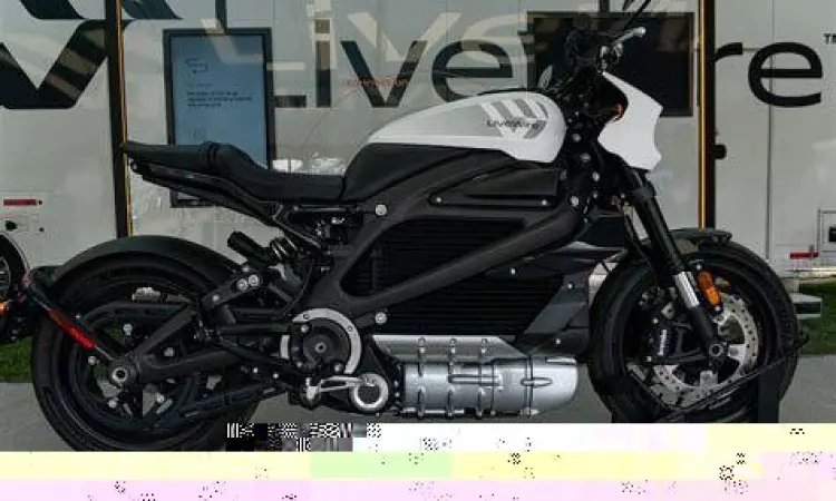 Pengendara motor listrik di jalan raya perkotaan