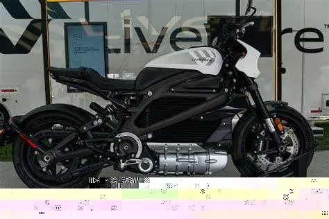 Motor Listrik di Jalan Raya Pengendara motor listrik di jalan raya perkotaan