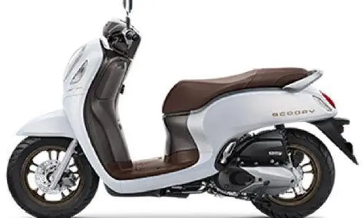 Tampilan Honda Scoopy 2024 tipe Prestige White yang mewah