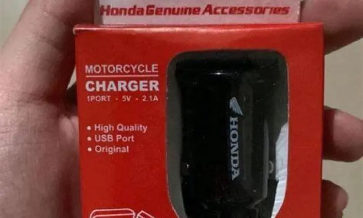 USB Charger Scoopy Fitur USB Charger pada Honda Scoopy 2024