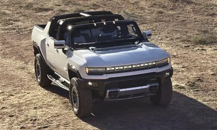 GMC Hummer EV Edition 1 warna putih di gurun pasir