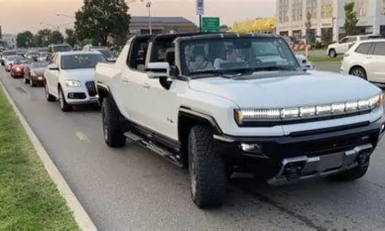 Demonstrasi fitur CrabWalk pada GMC Hummer EV