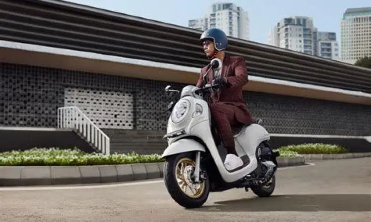 Posisi berkendara Honda Scoopy 2020