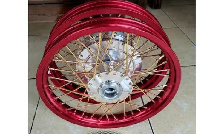 Modifikasi Yamaha Xeon karbu dengan velg jari-jari