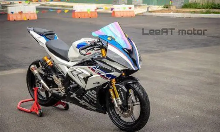 Modifikasi Yamaha R15 V2 gaya racing look dengan livery movistar