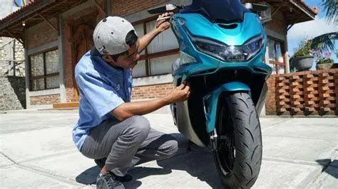 Inspirasi Modifikasi PCX Modifikasi ringan Honda PCX warna biru dengan aksen karbon