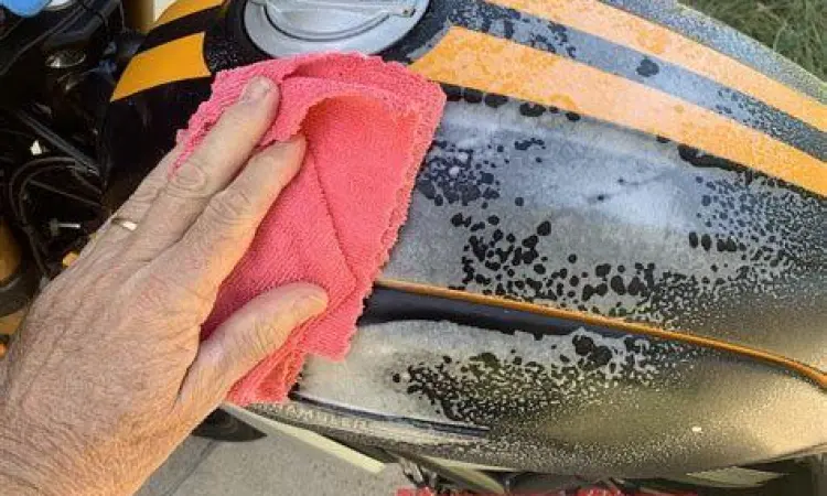 Proses pembersihan motor cat matte dengan microfiber