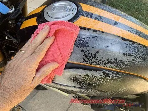 Perawatan Cat Matte Proses pembersihan motor cat matte dengan microfiber