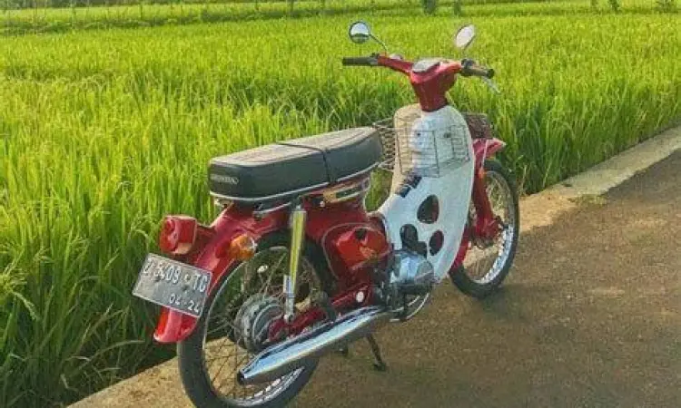 Honda C70 Legendaris Honda C70 Pitung merah orisinal