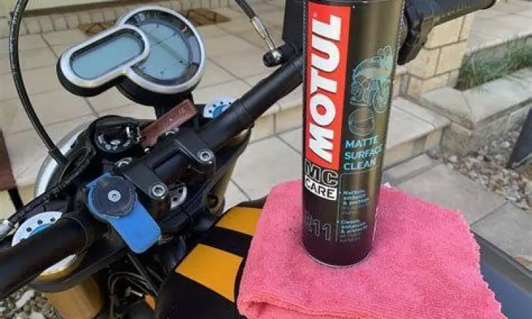 Cara Mencuci Motor Doff Proses pembersihan motor warna hitam doff