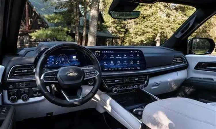 Chevrolet Suburban Interior Interior mewah Chevrolet Suburban dengan layar sentuh besar