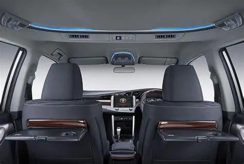Interior Kijang Innova Reborn Interior mewah Kijang Innova Reborn dengan panel kayu dan fitur modern