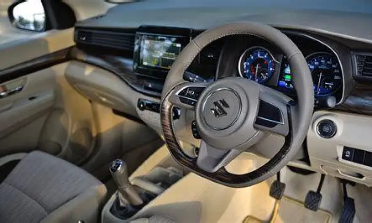 Detail dashboard Suzuki Ertiga 2019 dengan panel kayu