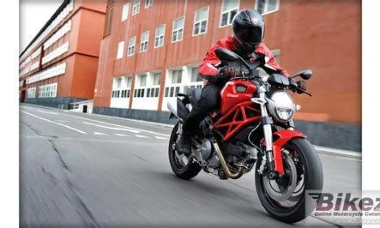 Aksi Berkendara Ducati Monster 795 Pengendara sedang memacu Ducati Monster 795 di jalanan aspal