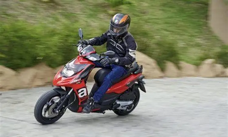Handling Aprilia SR 160 Pengendara sedang mengendarai Aprilia SR 160 di jalan raya