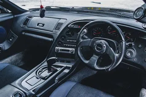 Dashboard Supra MK4 Interior Toyota Supra MK4 yang berorientasi pada pengemudi