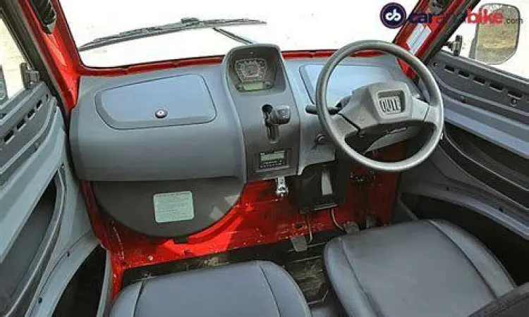 Interior minimalis Bajaj Qute RE60