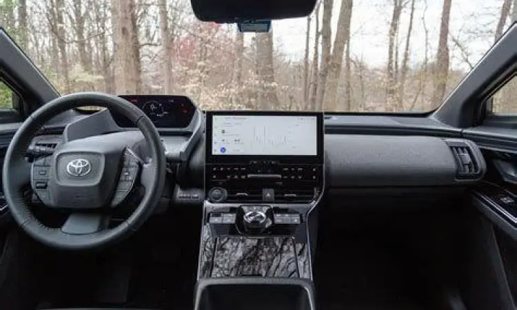 Interior mewah Toyota bZ4X dengan layar sentuh lebar