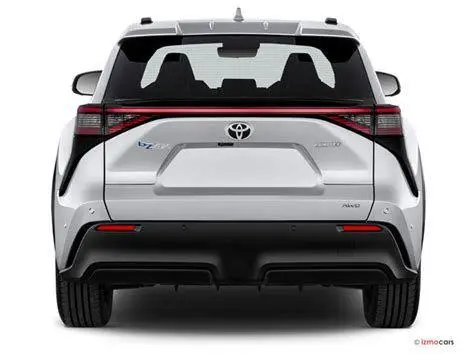 Eksterior Belakang bZ4X Bagian belakang Toyota bZ4X dengan lampu LED strip