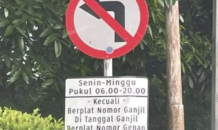 Rambu ganjil genap di pinggir jalan Jakarta