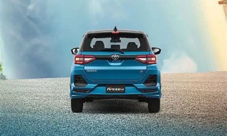 Toyota Raize Driving Toyota Raize melaju di jalan tol