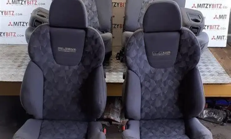 Interior Mitsubishi Pajero Evolution dengan kursi Recaro