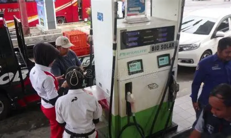 Proses pengisian bahan bakar Fortuner di SPBU