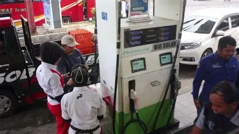 Pengisian BBM Fortuner Proses pengisian bahan bakar Fortuner di SPBU