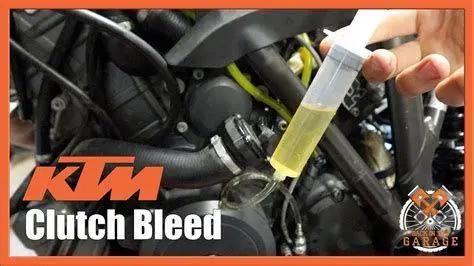 Bleeding Kopling Hidrolik Proses bleeding minyak rem pada kopling motor