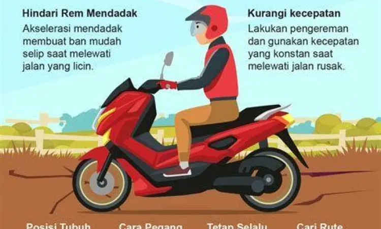 Pengendara motor yang taat hukum dengan dokumen bbnkb motor baru lengkap