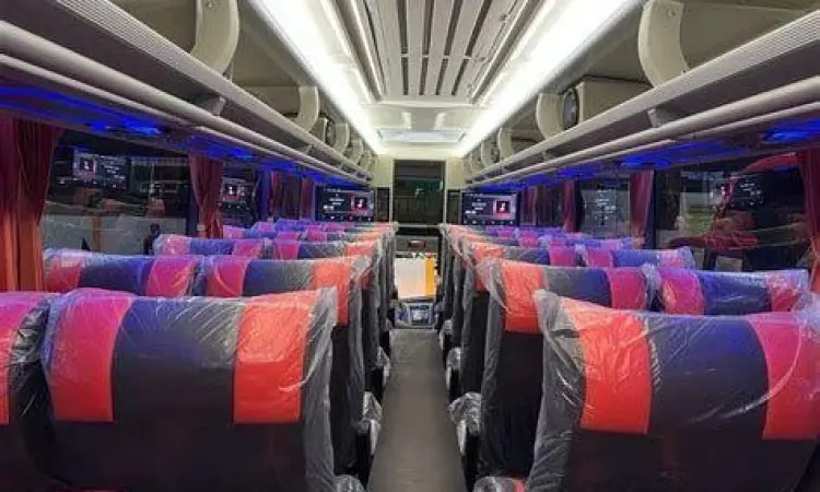 Interior nyaman bus Sugeng Rahayu kelas Patas