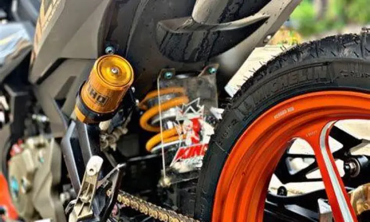 Suspensi Ohlins dan pengereman Brembo pada modifikasi MX King