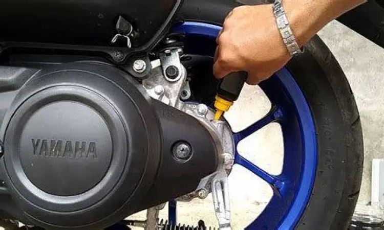 Inspeksi Mesin Motor Bekas Mekanik sedang mengecek kondisi mesin motor matic