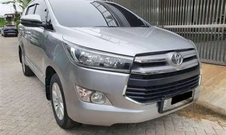 Tampilan depan Kijang Innova Reborn silver