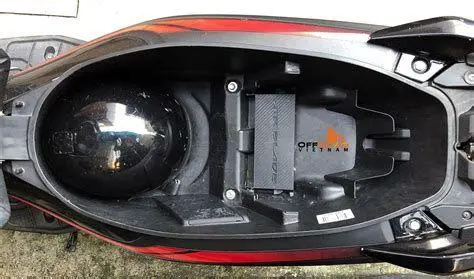 Kapasitas Bagasi Honda Air Blade Bagasi luas Honda Air Blade untuk menyimpan helm