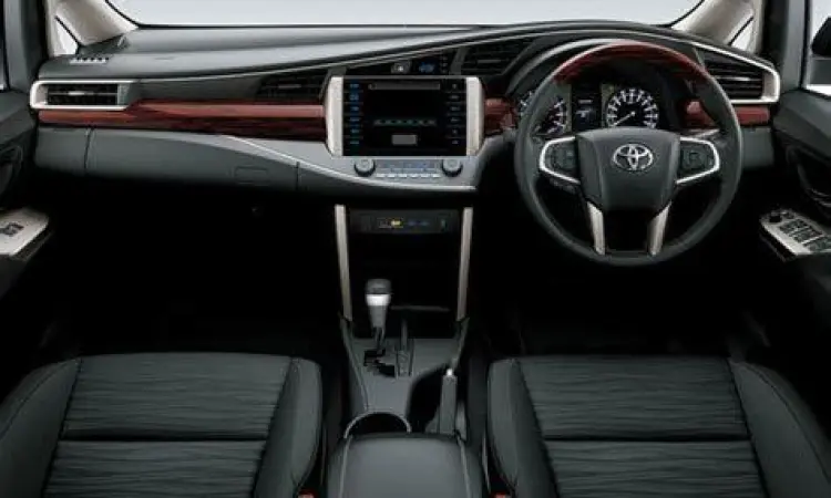 Interior kabin Toyota Innova Reborn bensin yang luas