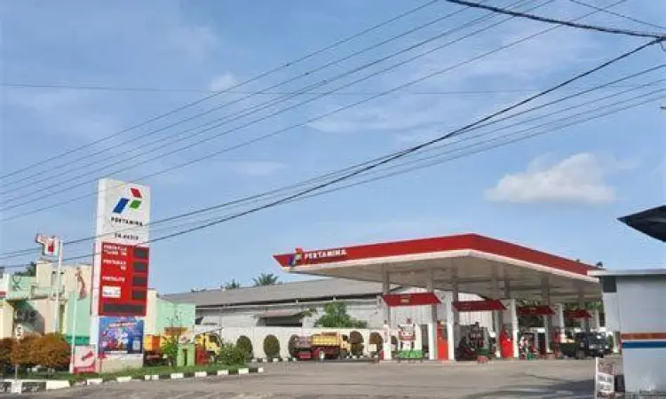 Suasana antrean kendaraan di SPBU saat kenaikan harga pertalite 2022