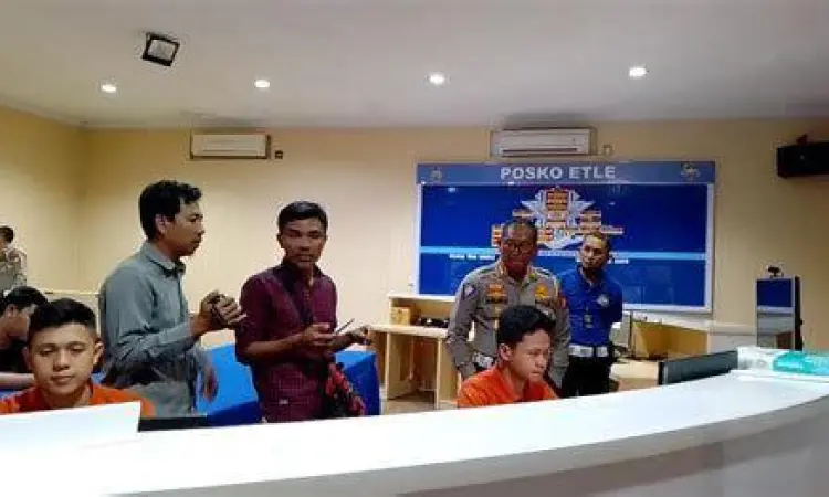 Aktivitas Pelayanan Posko ETLE Petugas di posko ETLE Subditgakkum melakukan verifikasi data