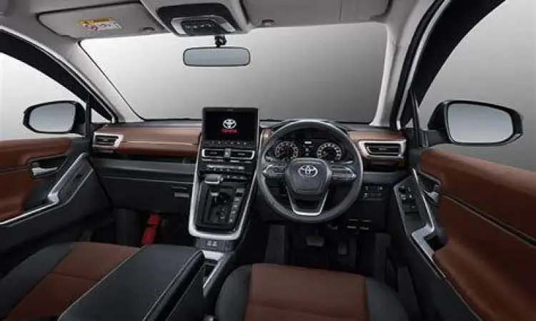 Interior Toyota Zenix dashboard mewah dengan head unit besar