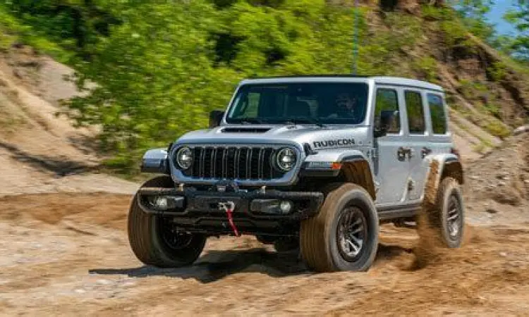 Kemampuan Off-road Jeep Rubicon Jeep Rubicon melewati medan sungai dan bebatuan