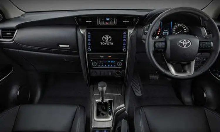 Interior mewah Toyota Fortuner dengan dashboard modern
