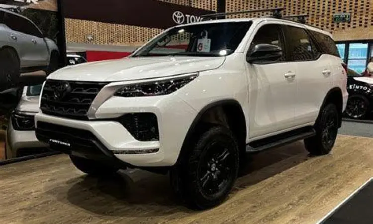 Toyota Fortuner warna hitam yang elegan