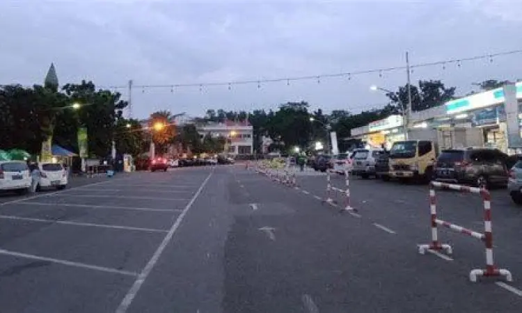 Keamanan Malam Hari Suasana malam hari yang terang di Rest Area 72