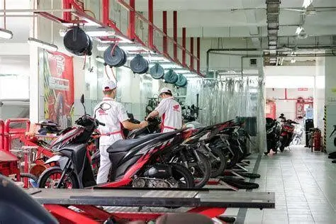 Servis Rutin Honda Beat Mekanik sedang menservis Honda Beat FI